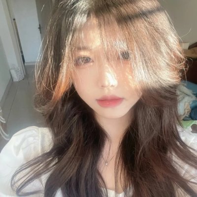 九顶假发的女孩